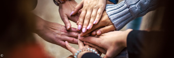 Haende in der Mitte zusammen