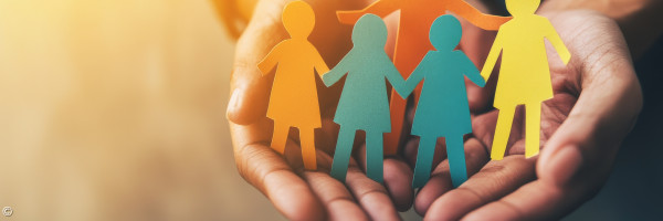 Hände, die Kinder schützend halten