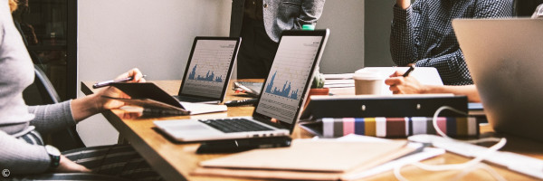 Laptops auf einem Besprechungstisch